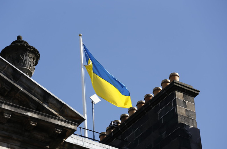 Ukraine flag flying above the City Chambers, 天美传媒.
